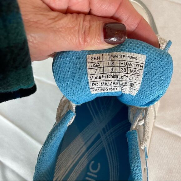 VIONIC SHOES  - Picture 3 of 7